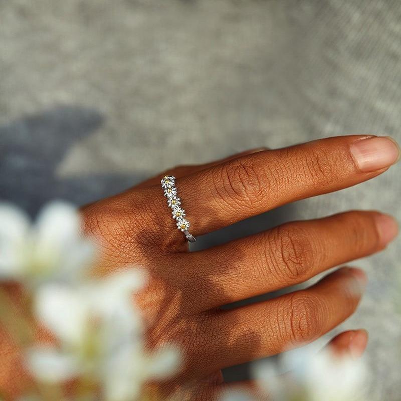 Verstelbare zilveren ring met handgeschilderde madeliefjes in emaille