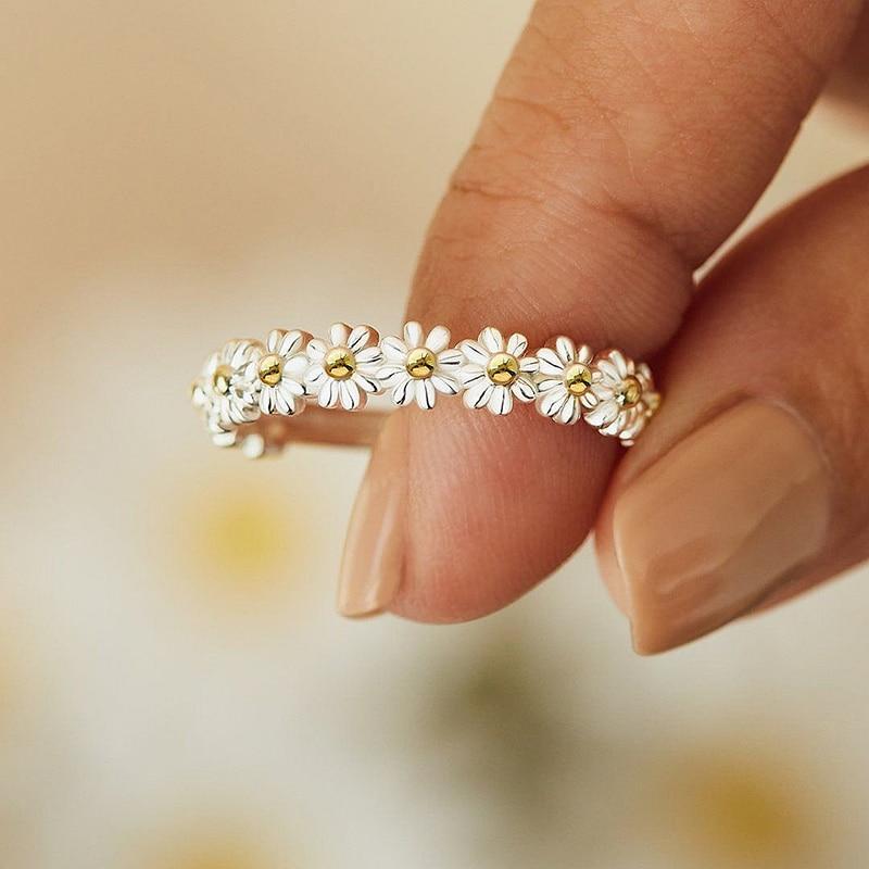 Verstelbare zilveren ring met handgeschilderde madeliefjes in emaille