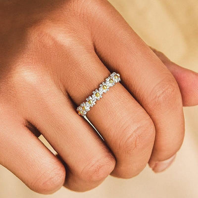 Verstelbare zilveren ring met handgeschilderde madeliefjes in emaille