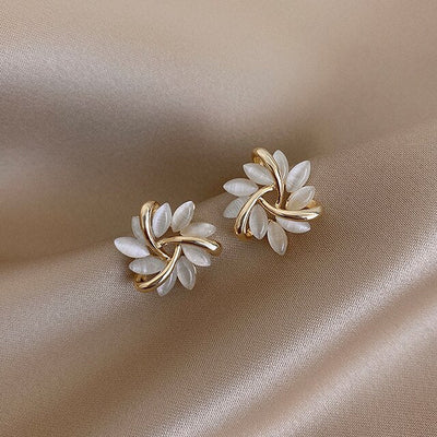 Luxe gouden oorbellen met witte opaal