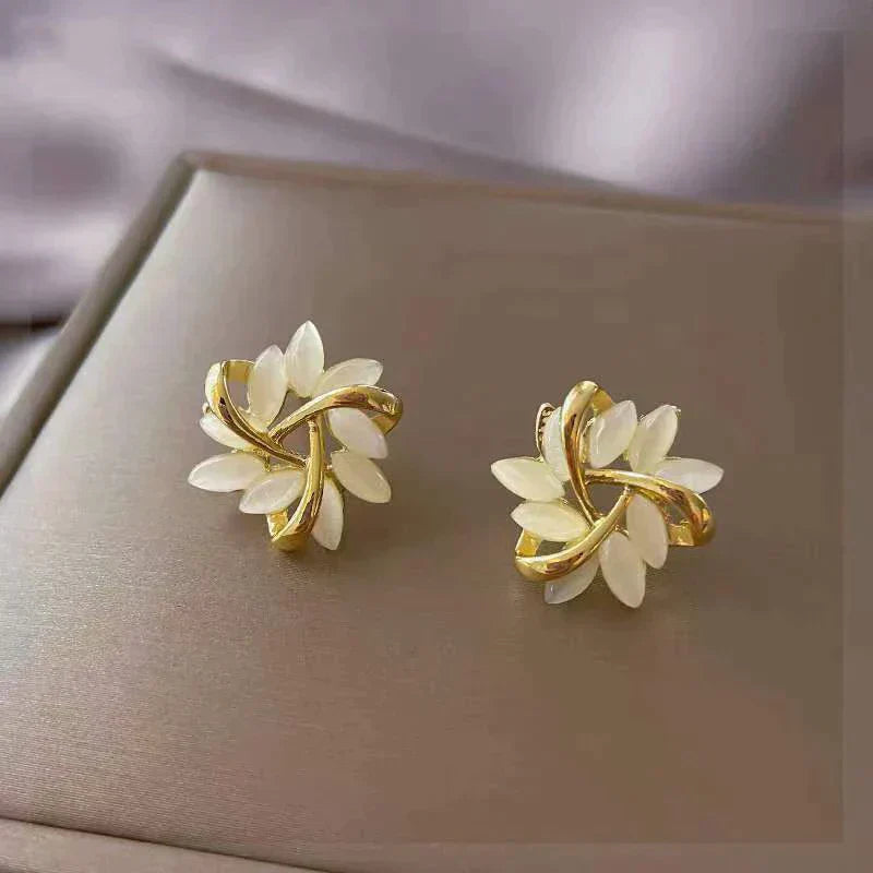 Luxe gouden oorbellen met witte opaal