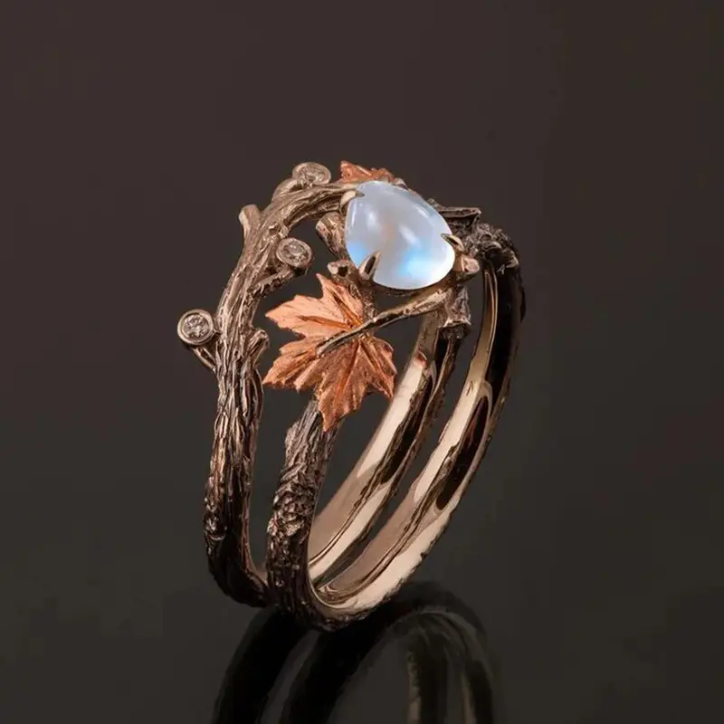 Ring met natuurlijke elementen en maansteen