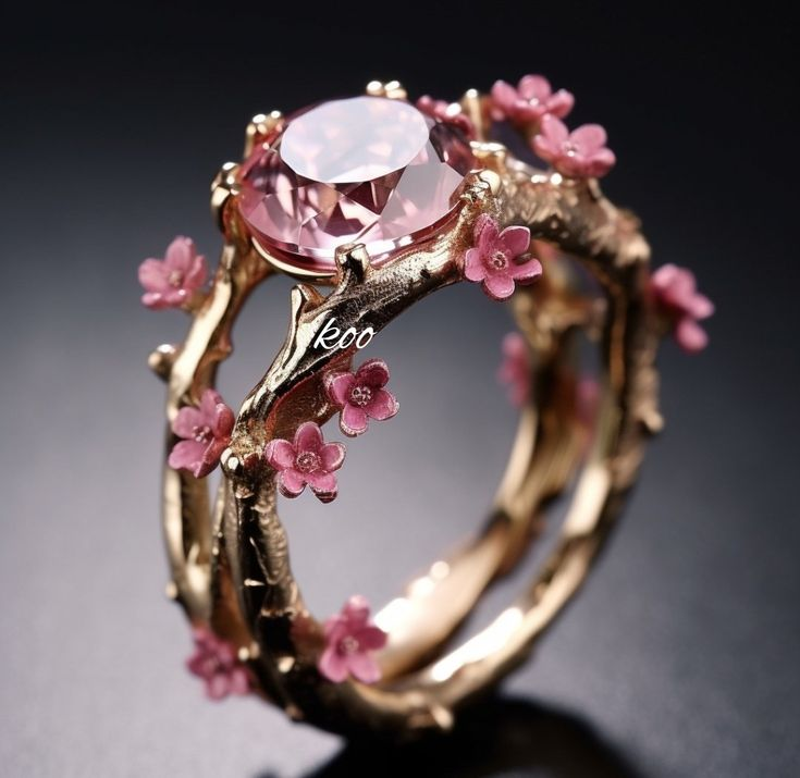 Betoverende gouden ring met roze kristal en fijne bloemetjes